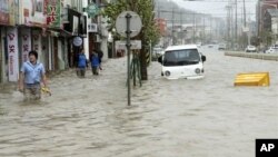 Topan yang melanda Semenanjung Korea menyebabkan banjir di Korea Selatan (30/8). Korea Utara melaporkan sedikitnya 48 tewas dan puluhan ribu kehilangan tempat tinggal. 