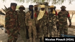 Des militaires tchadiens posent pour VOA Afrique devant l'école de Bosso dans la région de Diffa, Niger, le 19 avril 2017 (VOA/Nicolas Pinault)