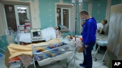 Mujeres embarazadas y bebés recién nacidos en el sótano de un hospital de maternidad convertido en sala médica y utilizado como refugio antiaéreo durante las alertas de ataques aéreos, en Kiev, Ucrania, el 2 de marzo de 2022.