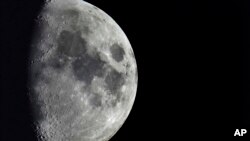 Cráteres de impacto cubren la superficie de la Luna, vista desde Berlín, Alemania, el martes 11 de enero de 2022. 