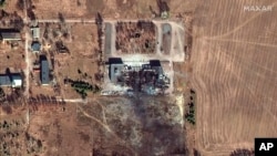 На фото: Супутниковий знімок Maxar Technologies. Завод і магазин горять після обстрілу в Ірпіні, на околиці Києва, Україна, 6 березня 2022 року.