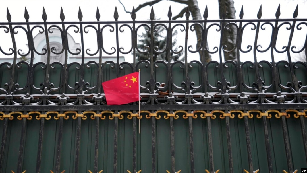 资料照：中国驻乌克兰首都基辅大使馆的围墙上插着一面中国国旗。（2022年3月1日）