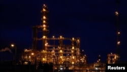 ບໍລິສັດ ຮຸ້ນສ່ວນກັ່ນນ້ຳມັນ Mozyr Oil Refinery ແມ່ນເຫັນໄດ້ໃນຮູບນີ້ ຕັ້ງຢູ່ໃນເມືອງ ໂມຊີຣ໌ (Mozyr) ຂອງເບລາຣຸສ, ວັນທີ 4 ມັງກອນ 2020. 