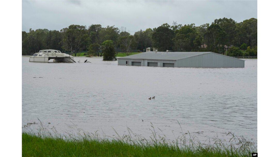 Sebuah bangunan terendam banjir di dekat Windsor di pinggiran Sydney, Australia, Kamis, 3 Maret 2022. (Foto AP/Rick Rycroft)