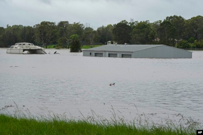 Sebuah bangunan terendam banjir di dekat Windsor di pinggiran Sydney, Australia, Kamis, 3 Maret 2022. (Foto AP/Rick Rycroft)