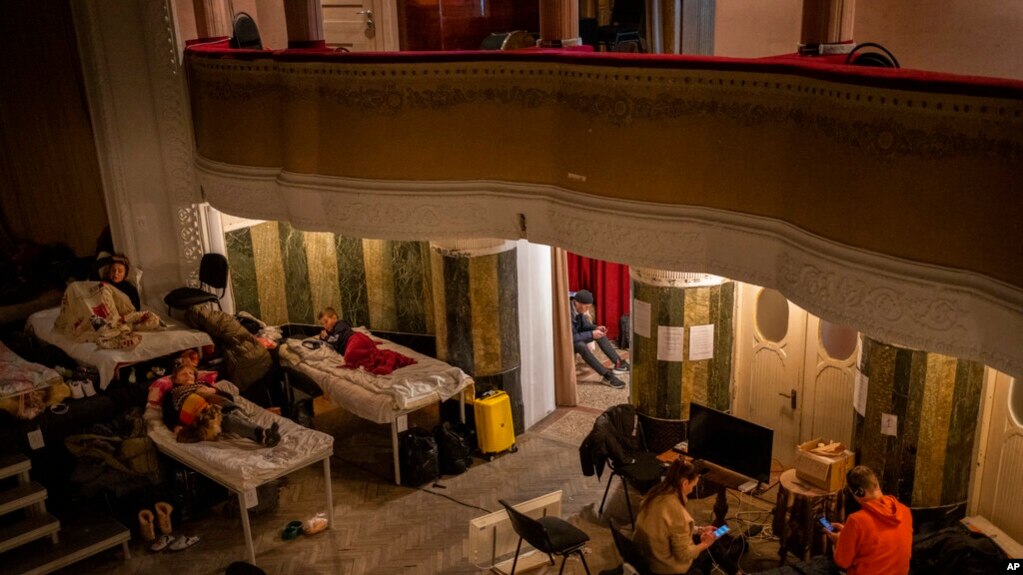 Người Ukraine sơ tán tạm trú tại một thính phòng ở Lviv, ngày 2/3/2022. .
