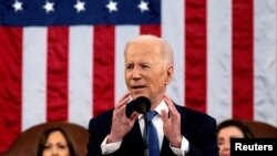 Presiden AS Joe Biden menyampaikan pidato kenegaraan di hadapan anggota Kongres AS di Gedung Capitol, Washington, pada 1 Maret 2022. (Foto: Pool via AP/Saul Loeb) 