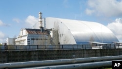 Krov koji pokriva oštećeni reaktor u Černobilju