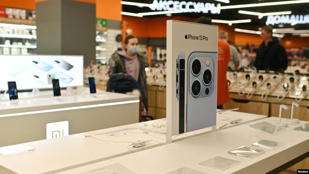 Etalase produk Apple di toko elektronik di Omsk, Rusia, terlihat kosong, 2 Maret 2022. (REUTERS/Alexey Malgavko).