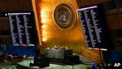 2일 미국 뉴욕 유엔본부에서 계속된 우크라이나 사태 관련 긴급 특별총회에서 러시아 규탄과 철군 요구 결의안을 표결하고 있다. 