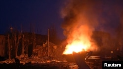 2일 우크라이나 수도 크이우(러시아명 키예프) 주거지역에서 군용차량이 불타고 있다. 