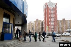 Warga antre di depan supermarket pasca invasi Rusia ke Ukraina di Kyiv (dok: REUTERS/Valentyn Ogirenko)