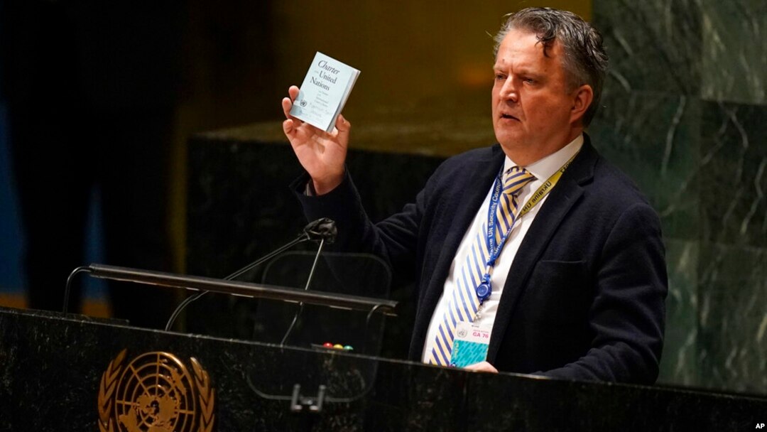 Duta Besar Ukraina untuk PBB Sergiy Kyslytsya memegang salinan Piagam PBB ketika berbicara dalam pertemuan darurat pada Sidang Umum PBB di New York, pada 2 Maret 2022. (Foto: AP/Seth Wenig)