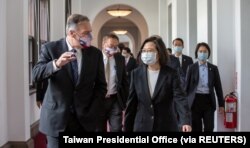 Presiden Taiwan Tsai Ing-wen dan mantan Menteri Luar Negeri AS Mike Pompeo di Taipei, Taiwan, 3 Maret 2022. (Foto: via REUTERS)