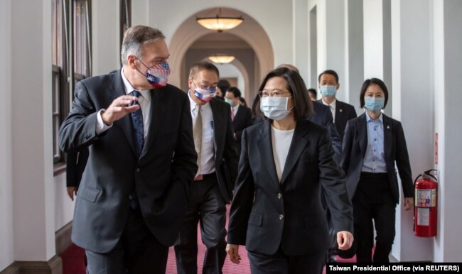 Presiden Taiwan Tsai Ing-wen dan mantan Menteri Luar Negeri AS Mike Pompeo di Taipei, Taiwan, 3 Maret 2022. (Foto: via REUTERS)