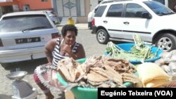 Vendedeira de peixe seco, na Cidade da Praia, Santiago, Cabo Verde