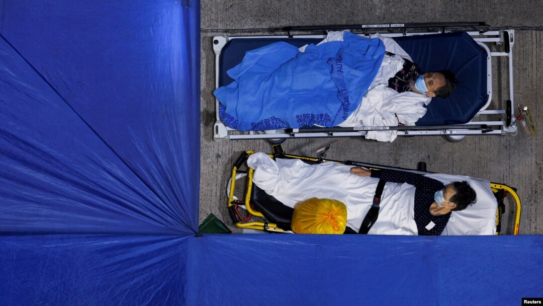 Sejumlah pasien yang terjangkit COVID-19 ditempatkan di tenda perawatan sementara di luar sebuah rumah sakit di Hong Kong, China, pada 1 Maret 2022. (Foto: Reuters/Tyrone Siu)