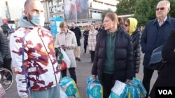  Ljudi donose paketiće sa pelenama u sklopu akcije "Građani Podgorice za Ukrajinu" (Foto: VOA)