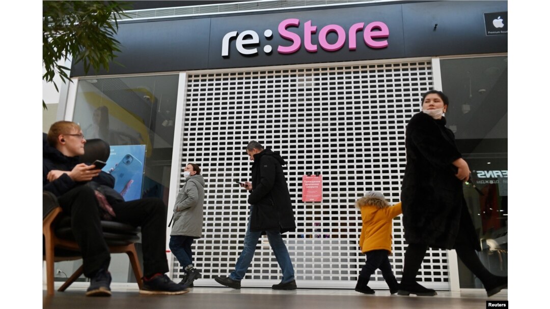 Toko "re:Store" pengecer produk elektronik Apple di sebuah mal di Omsk, Rusia, tutup, 2 Maret 2022. (REUTERS/Alexey Malgavko)