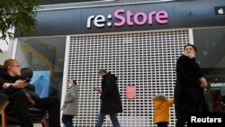 Orang-orang berjalan melewati toko pengecer Apple "re:Store" yang tutup di sebuah mal di Omsk, Rusia 2 Maret 2022. (Foto: REUTERS/Alexey Malgavko)