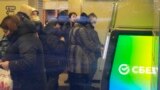Cư dân Nga sắp hàng rút tiền từ máy rút tiền ATM tại Sberbank ở St. Petersburg, Nga, ngày 25/2/2022.