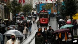 Suasana di jalanan kota Istanbul, Kamis, 3 Februari 2022. (AP Photo/Emrah Gurel). Turki melonggarkan mandat maskernya hari Rabu (3/3), mengizinkan warga untuk melepasnya di ruang terbuka dan lokasi-lokasi indoor dengan ventilasi yang memadai.