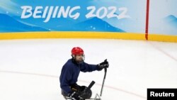 Seorang atlet hoki es paralimpiade Rusia berlatih di Beijing, China hari Kamis (3/3). 