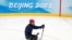 Seorang atlet hoki es paralimpiade Rusia berlatih di Beijing, China hari Kamis (3/3). 