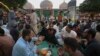 Muslim Pakistan berdua sebelum berbuka puasa bersama (Iftar) pada bulan Ramadan di sebuah masjid di kota Karachi, Maret 2023 (foto: dok). 