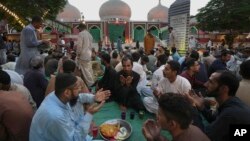 Muslim Pakistan berdua sebelum berbuka puasa bersama (Iftar) pada bulan Ramadan di sebuah masjid di kota Karachi, Maret 2023 (foto: dok). 