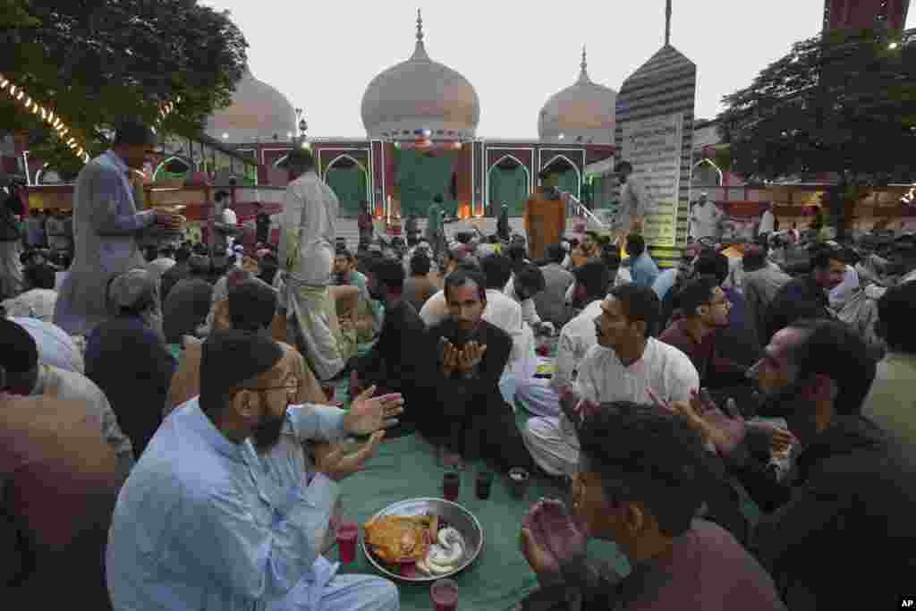 Jemaah pria Muslim berdoa sebelum berbuka puasa pada hari pertama bulan suci Ramadhan, di sebuah masjid, di Karachi, Pakistan, Kamis, 23 Maret 2023. (AP)&nbsp;