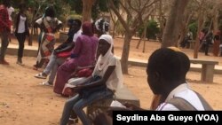 Des candidats aux examens du baccalauréat attendent à la cour du Lycée Blaise Diagne à Dakar, Sénégal, 5 juillet 2017. (VOA/ Seydina Aba Gueye)