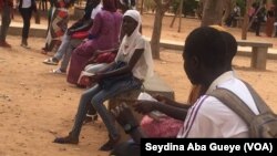 Des candidats aux examens du baccalauréat attendent à la cour du Lycée Blaise Diagne à Dakar, Sénégal, 5 juillet 2017. (VOA/ Seydina Aba Gueye)