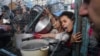 (ARŞİV) Gazze Şeridi'ndeki Cibaliye mülteci kampında yemek sırasına giren Filistinliler