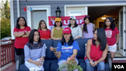 Helen Ray Heller bersama perempuan diaspora Indonesia pendukung Presiden Trump yang bergabung dalam kelompok Indonesian American for Trump. (Foto: VOA)