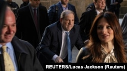 Ông Harvey Weinstein (giữa) đến Toà án Hình sự New York ngày 24/2/2020.