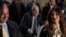 Ông Harvey Weinstein (giữa) đến Toà án Hình sự New York ngày 24/2/2020.
