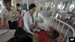 ທ່ານໝໍໄປກວດຄົນເຈັບ ທີ່ເປັນໂຣກຕັບອັກເສບ ທີ່ຖືກແຍກໃຫ້ນອນຢູ່ບ່ອນດ່ຽວພິເສດ ຂອງໂຮງໝໍແຫ່ງນຶ່ງ ໃນເມືອງ ອາມາດາບັດ, ປະເທດອິນເດຍ