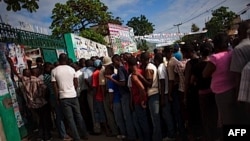 Cử tri Haiti xếp hàng đi bỏ phiếu ở Cap Haitien, ngày 28/11/2010