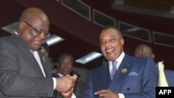 Président ya RDC Félix Tshisekedi na mokokani na ye ya Congo-Brazzaville Denis Sassou Nguesso na bokutani na Niamey, 7 juillet 2019.