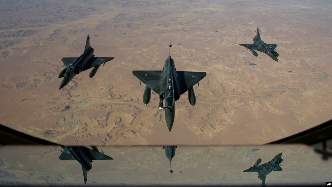 Pesawat-pesawat tempur Perancis Mirage 2000 D terbang menuju N'Djamena, Chad untuk melakukan operasi militer di Mali utara (11/1).