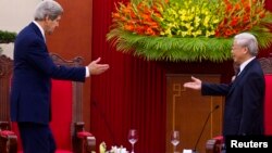 Vietnam's Communist Party General Secretary Nguyen Phu Trong greets U.S. Secretary of State John Kerry (L) in Hanoi, Dec. 16, 2013.