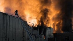 Фото: Рятувальники гасять пожежу в Києві після ракетних ударів Росії, 8 вересня 2026 року.