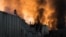 Фото: Рятувальники гасять пожежу в Києві після ракетних ударів Росії, 8 вересня 2026 року.