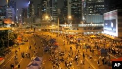 En el centro de negocios de Hong Kong disminuye notoriamente el número de manifestantes luego que el gobierno accedió a iniciar el diálogo con los estudiantes.