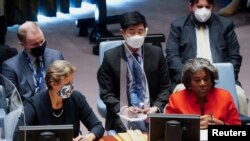 린다 토머스-그린필드(오른쪽) 유엔 주재 미국 대사가 4일 뉴욕에서 진행된 안전보장이사회 긴급회의에서 발언하고 있다. 왼쪽은 바버라 우드워드 영국 대사.