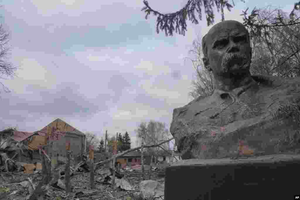 Un busto de Taras Shevchenko, poeta y símbolo nacional ucraniano, se alza contra el fondo de una casa de culto en ruinas tras el ataque aéreo nocturno en el pueblo de Byshiv, a 40 kilómetros al oeste de Kiev, Ucrania, el viernes 4 de marzo de 2022.