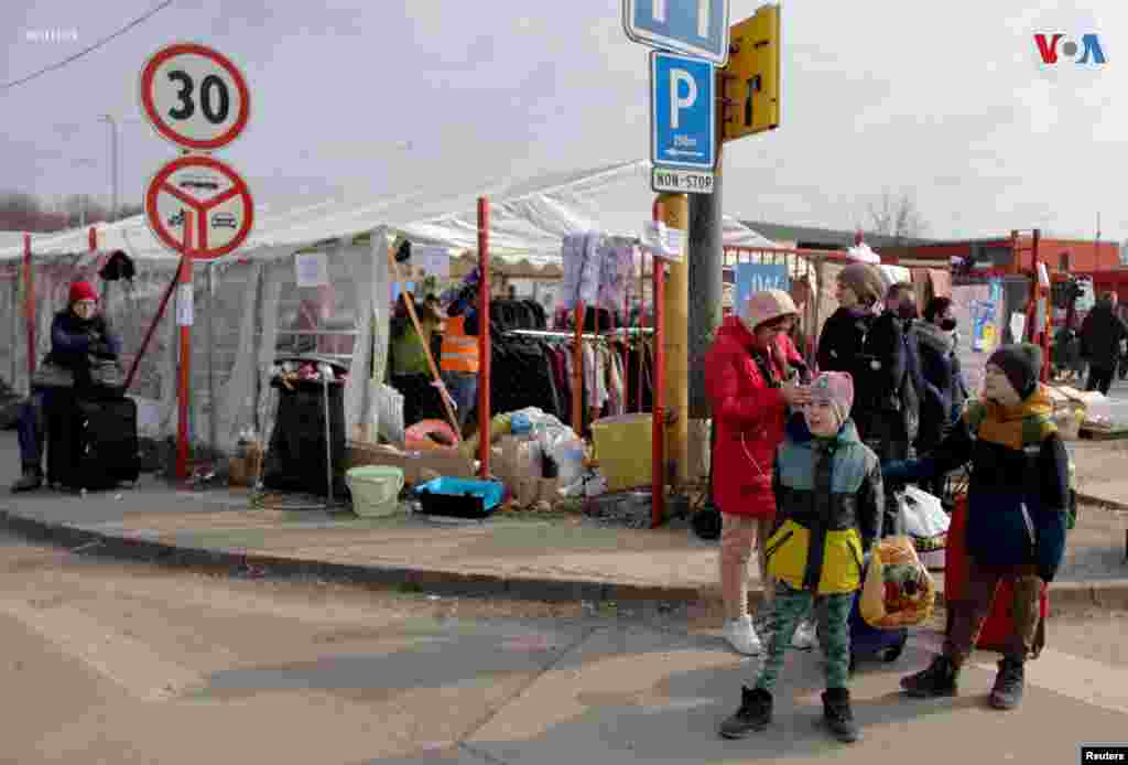 Refugiados que huyen de la invasión rusa de Ucrania esperan en el cruce fronterizo en Vysne Nemecke, Eslovaquia, el 3 de marzo de 2022.