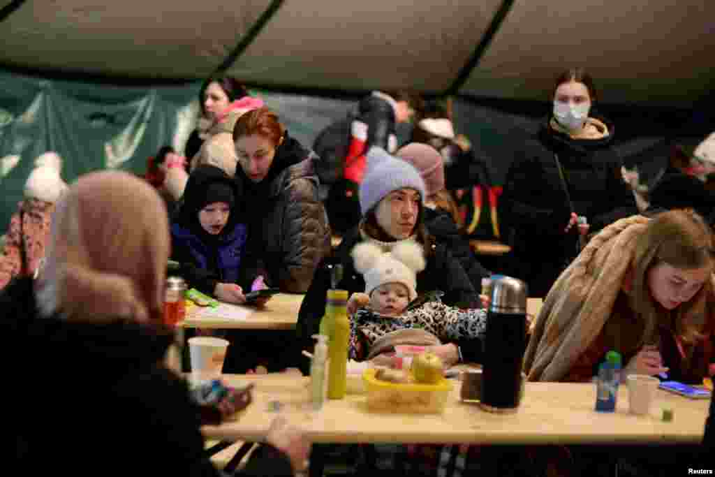 Refugiados de Ucrania esperan en la frontera entre Ucrania y Eslovaquia tras la invasión rusa en Vysne Nemecke, Eslovaquia, el 4 de marzo de 2022.&nbsp;