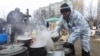 Un hombre prepara comida para los residentes locales y miembros de las Fuerzas de Defensa Territorial en una cocina de campaña en Kiev, Ucrania, el 3 de marzo de 2022.